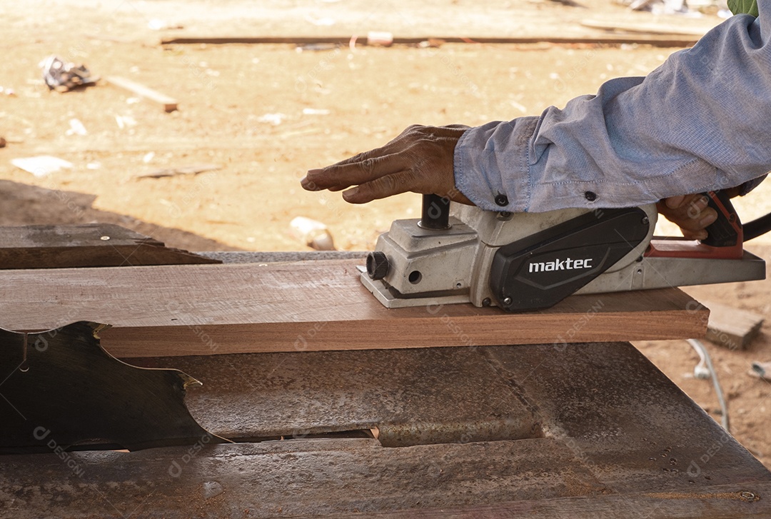 fresadora de madeira na marcenaria