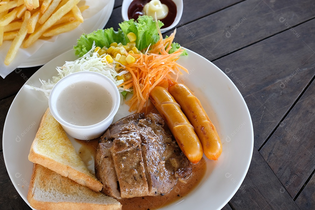 prato feito proteínas e saladas