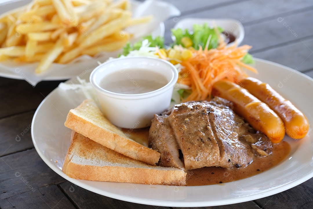 prato feito salada com proteína