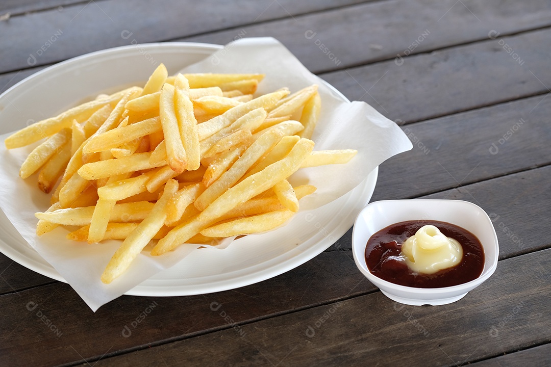 prato com petiscos batata frita ketchup