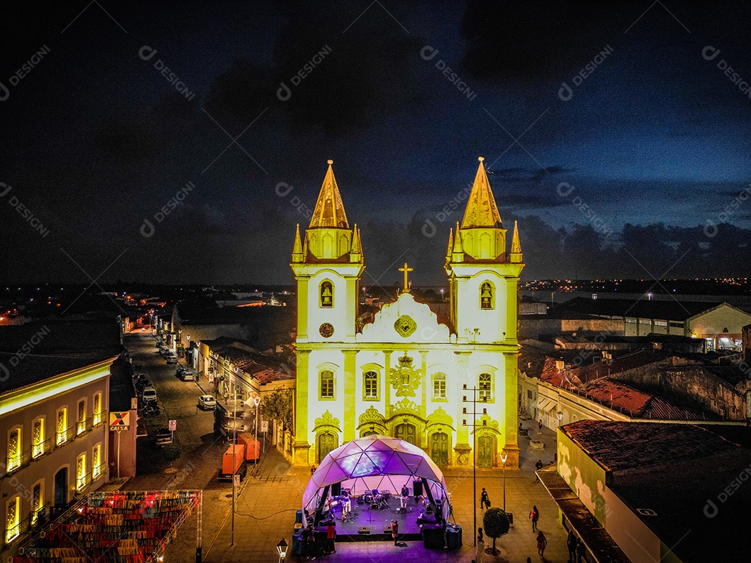 Igreja com luz noturna