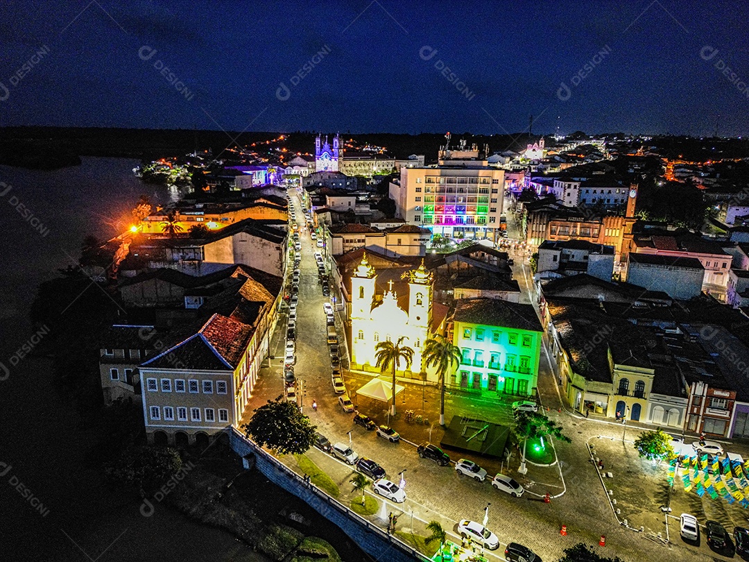 Linda igreja com luzes em uma noite