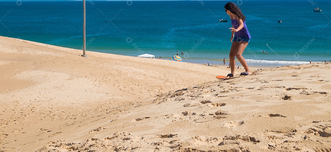 menina surfando na areia da praia