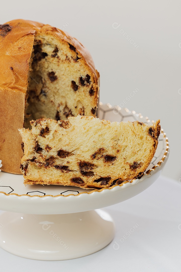 Panetone sobre prato comida