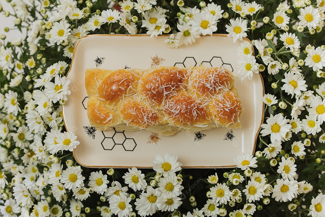 Prato de bolo doces sobre uma mesa de c