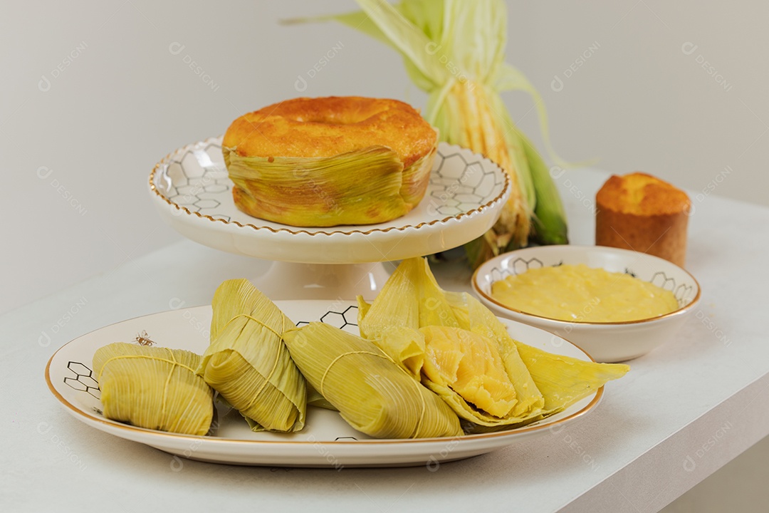 Lanche da tarde sobre uma mesa branca