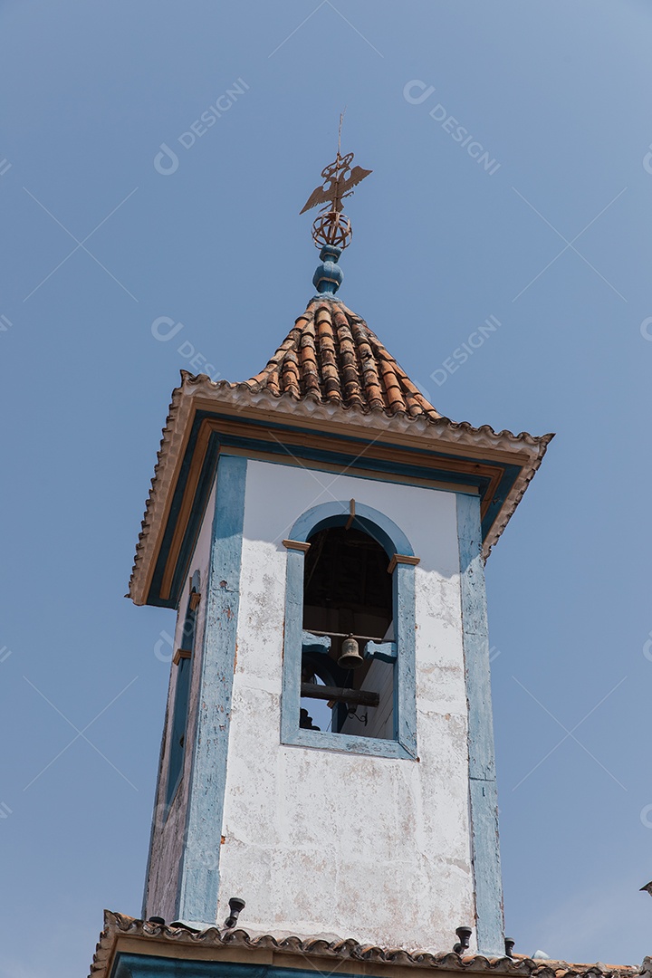 Vista de baixo de uma igreja