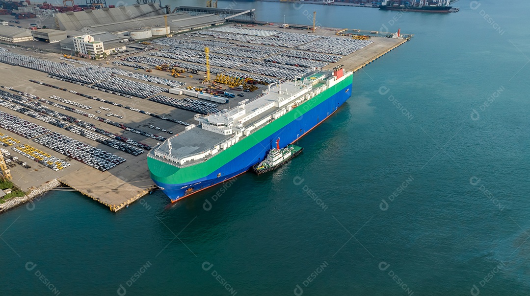 Lote de carros novos no porto terminal para transporte de exportação por navio.