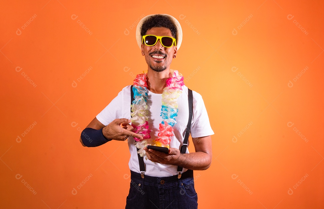 Homem negro com fantasia de carnaval segurando celular isolado