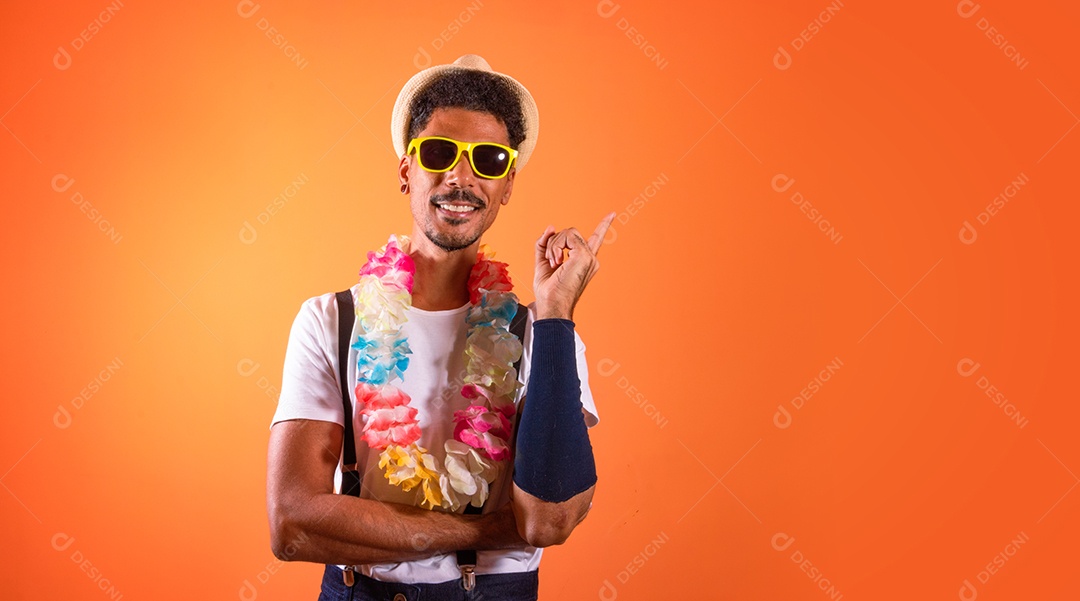 Traje Brasileiro de Carnaval. Homem negro com fantasia de carnaval se divertindo