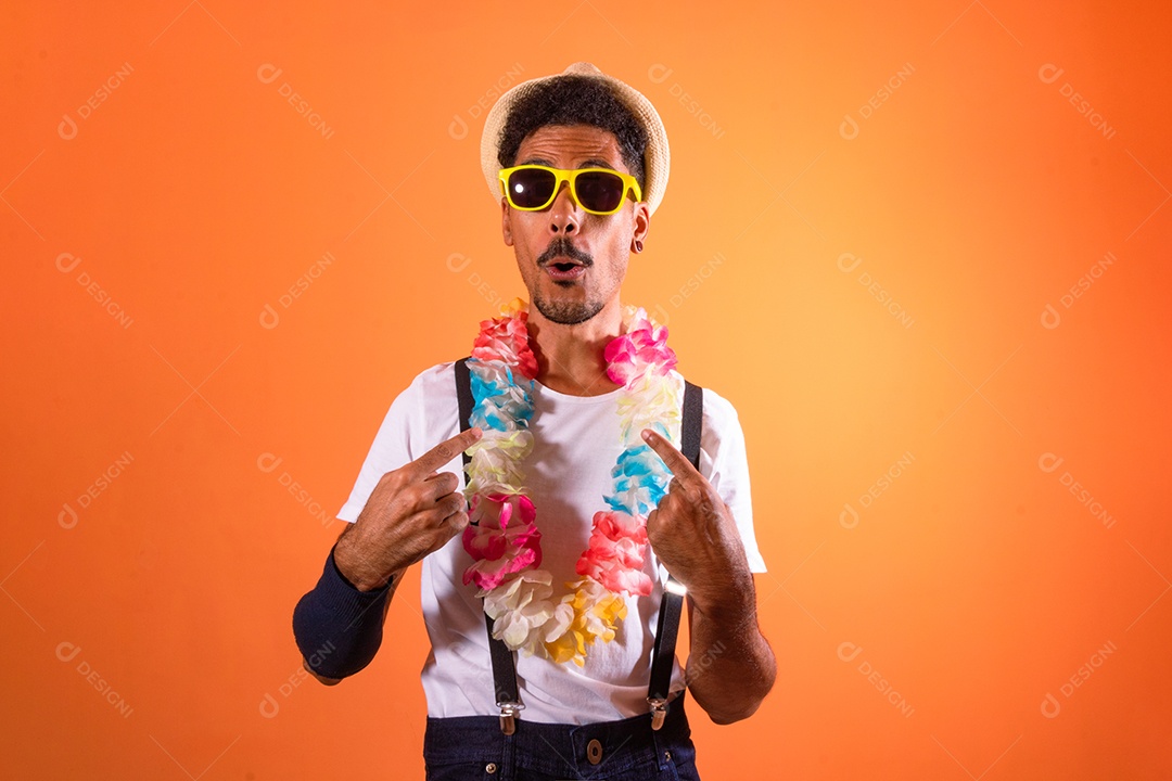 Traje Brasileiro de Carnaval. Homem negro com fantasia de carnaval se divertindo