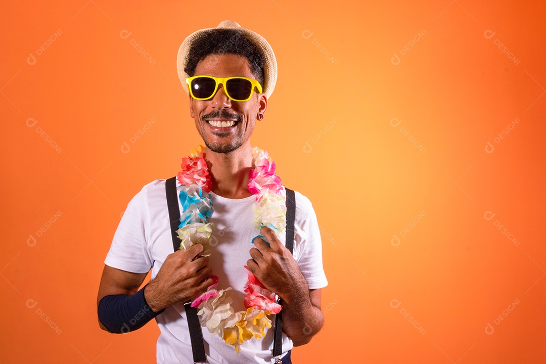 Traje Brasileiro de Carnaval. Homem negro com fantasia de carnaval se divertindo