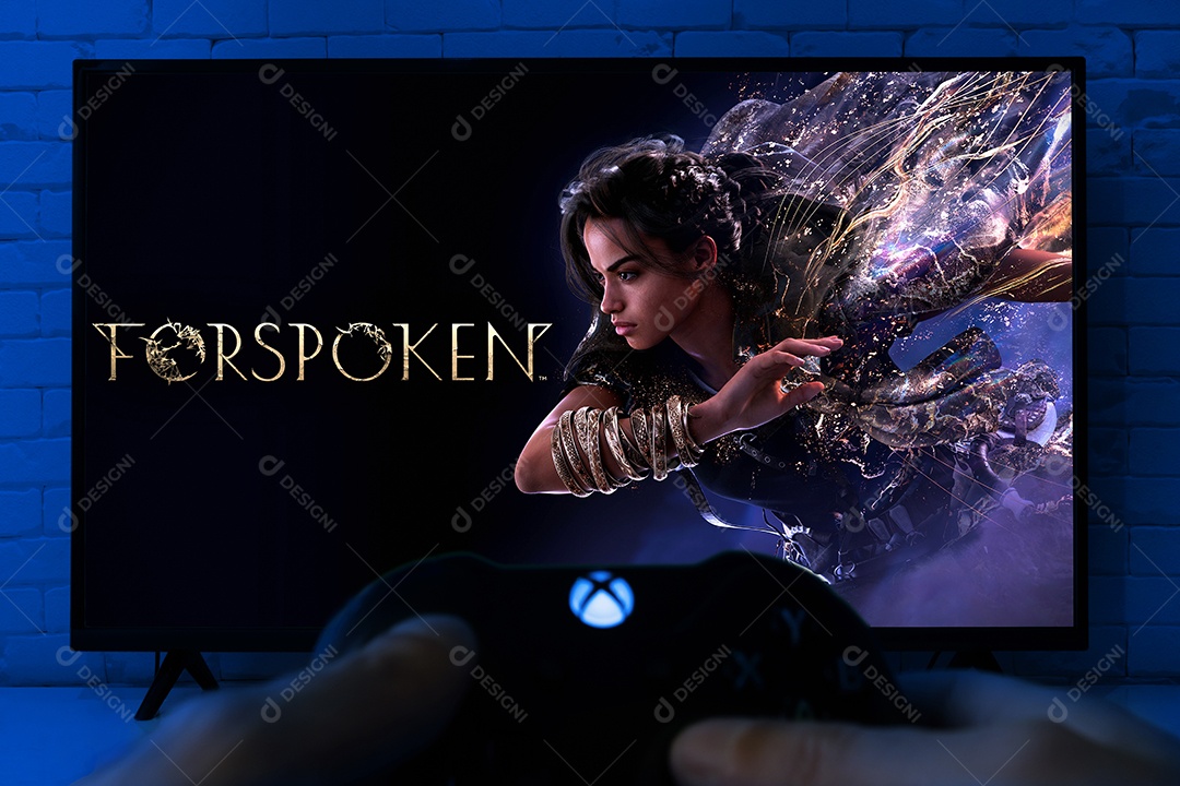 Garoto jogando o jogo Forspoken com o controle do Xbox.