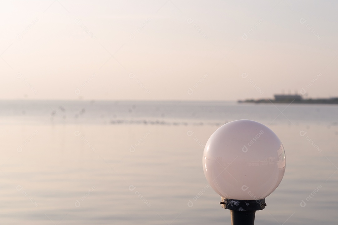 Uma lâmpada foi colocada contra o nível da superfície da água do mar à beira-mar