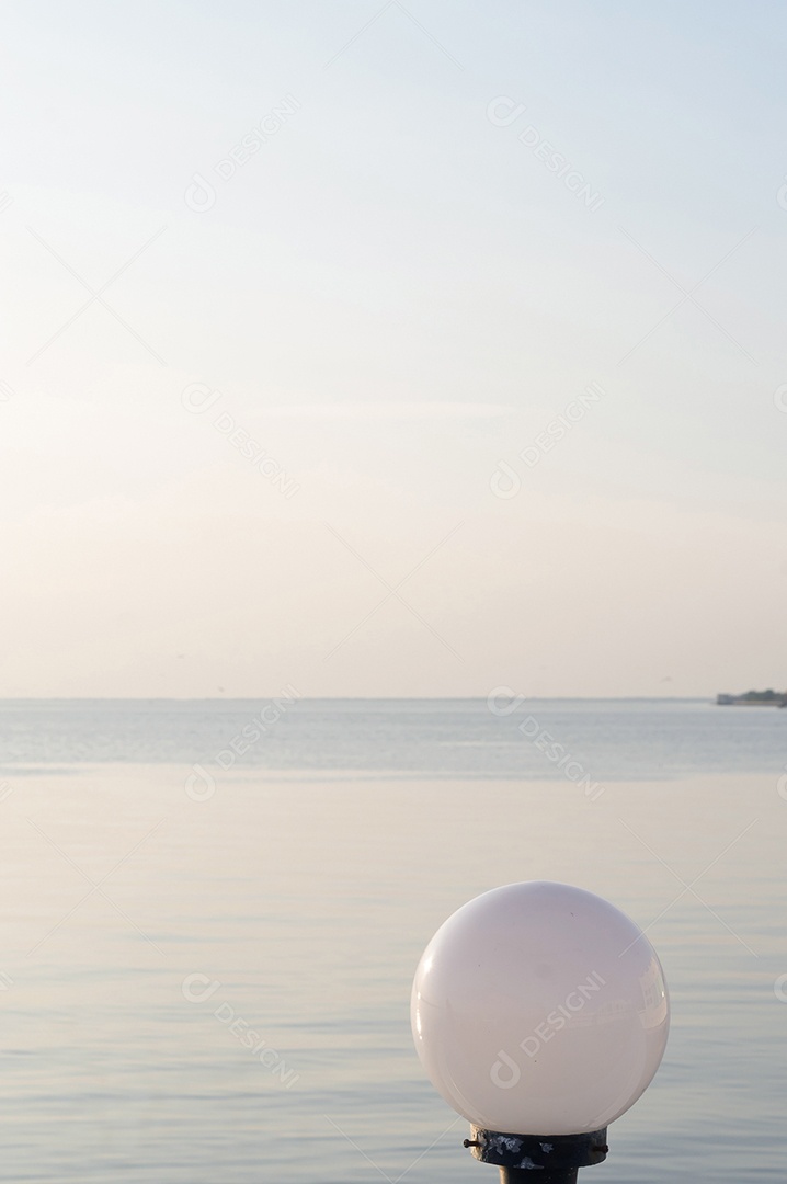 Uma lâmpada foi colocada contra o nível da superfície da água do mar à beira-mar
