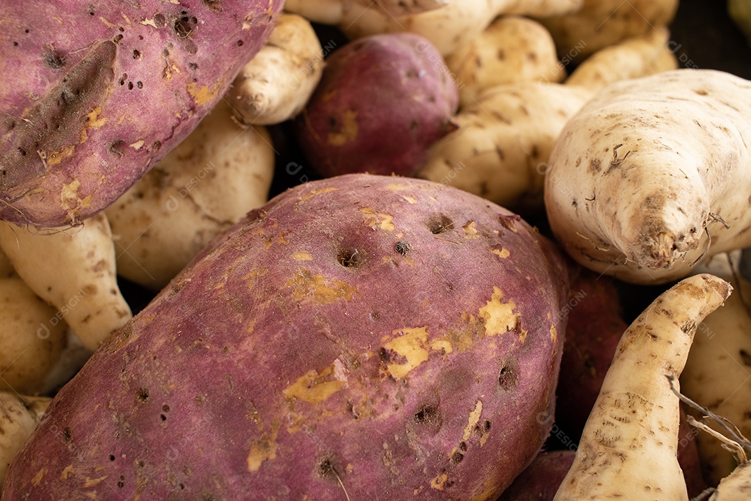 vista superior de batata-doce branca e roxa