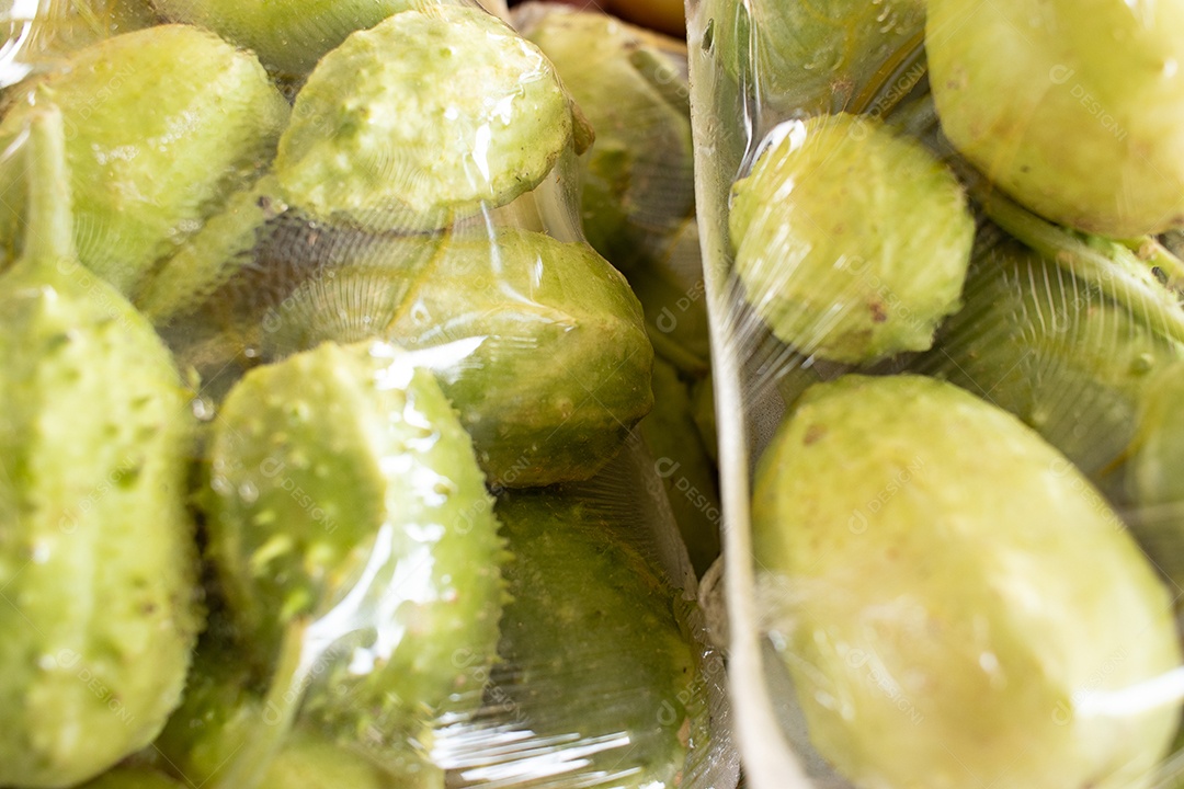 vista superior de vários pepinos em sacos para venda