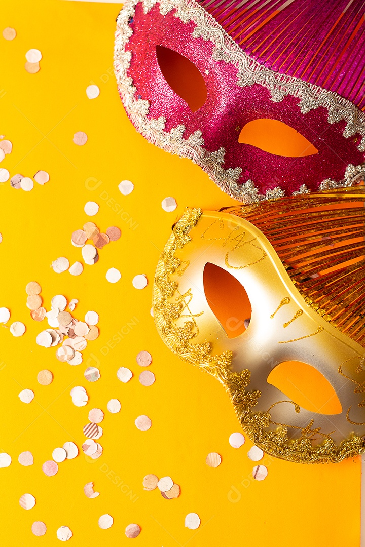 duas máscaras coloridas em um fundo laranja com ornamentos