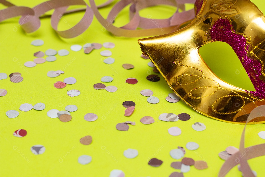 máscara de carnaval colorida em um fundo amarelo com ornamentos