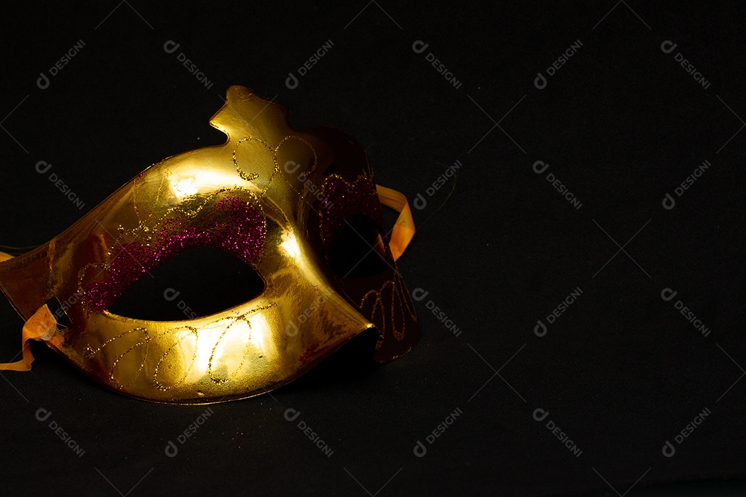 máscara de carnaval colorida em um fundo preto