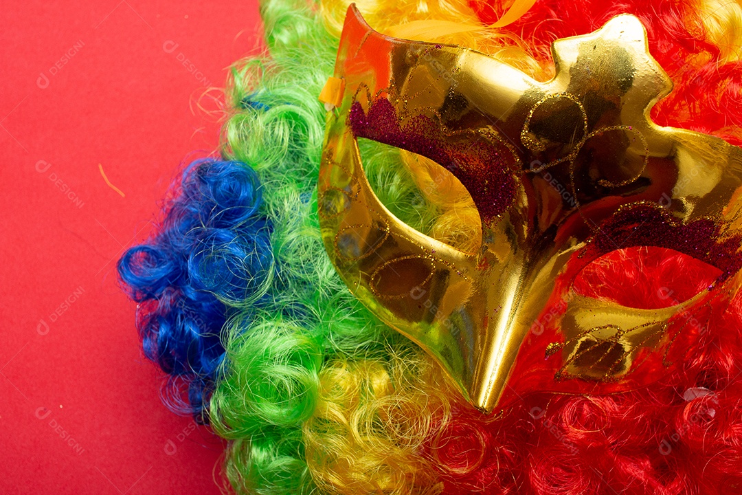 máscara de carnaval no fundo colorido e vermelho
