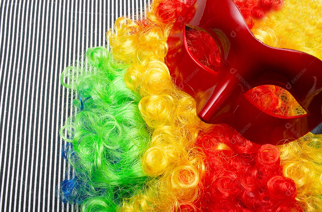 máscara de carnaval no fundo colorido