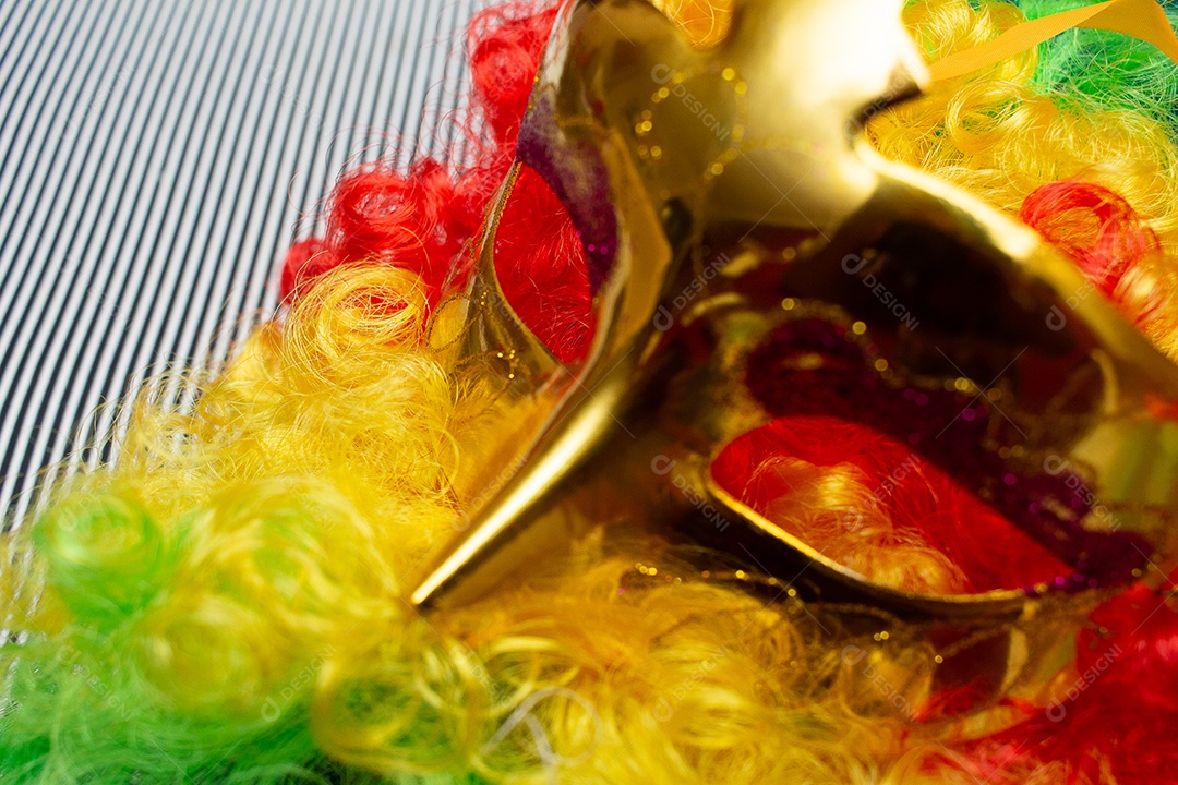 close-up da máscara de carnaval no fundo colorido