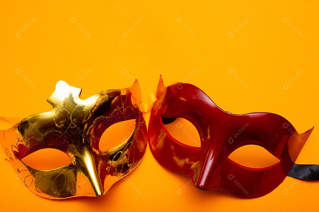 máscaras de carnaval coloridas em um fundo laranja