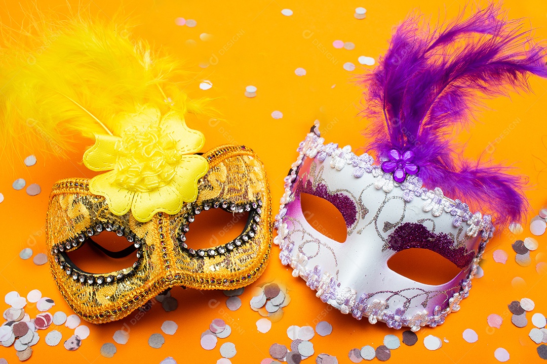 máscaras de carnaval coloridas em um fundo laranja