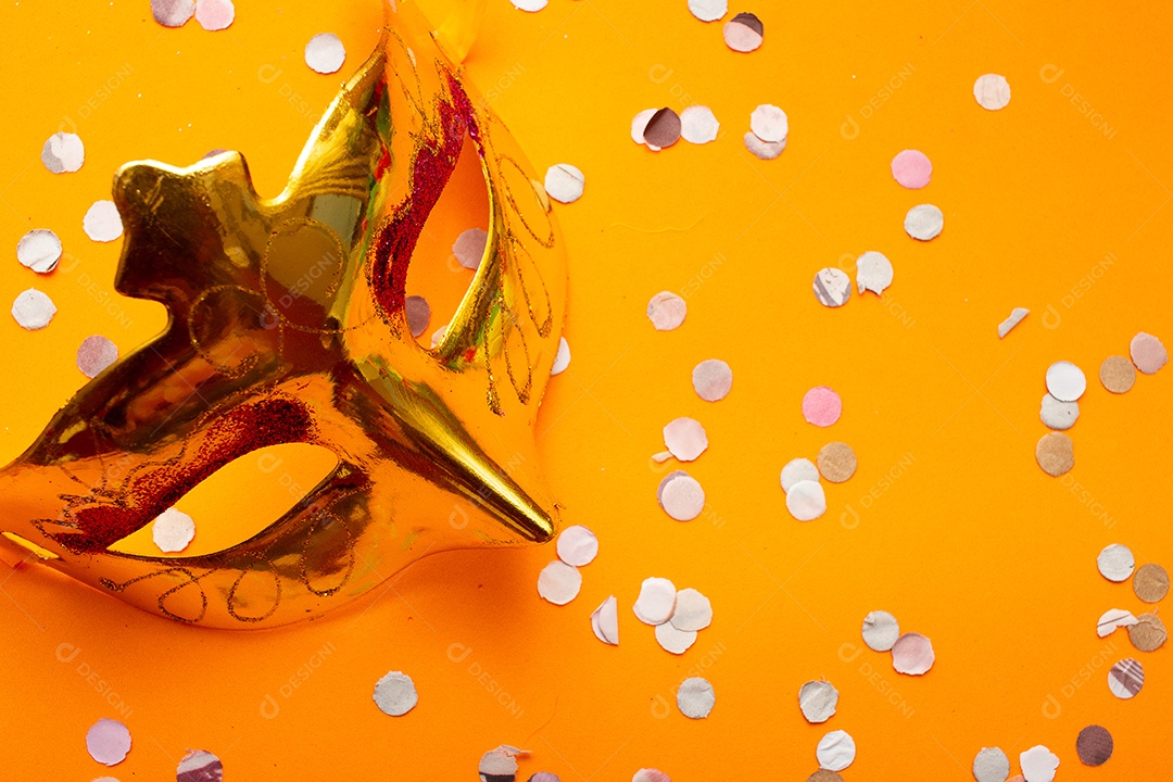 máscara de carnaval colorida em um fundo laranja