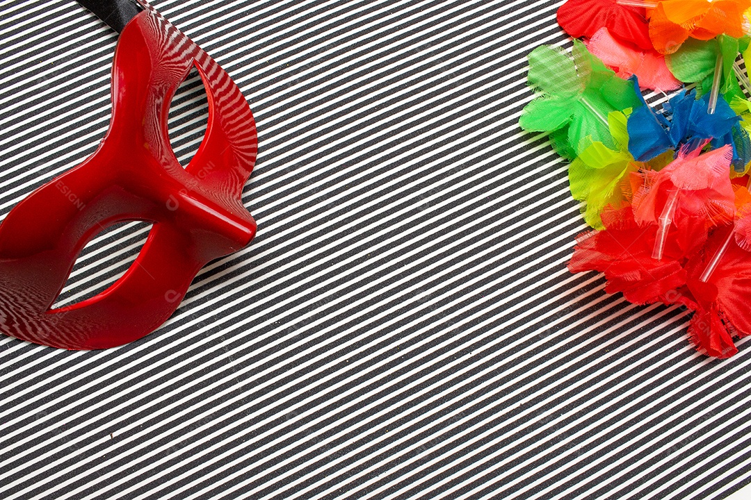 máscara de carnaval vermelha em um fundo listrado preto e branco