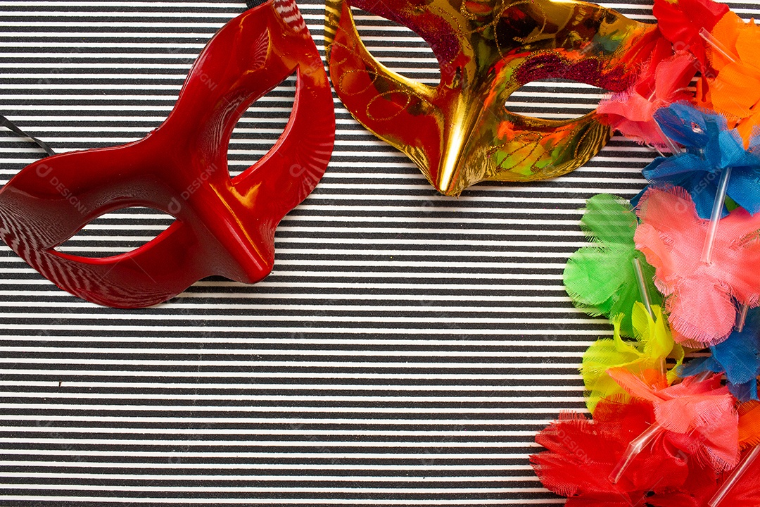 máscaras de carnaval em um fundo listrado preto e branco