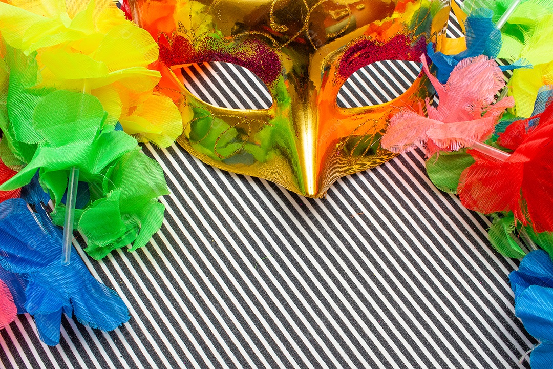 máscara dourada do carnaval em um fundo listrado preto e branco
