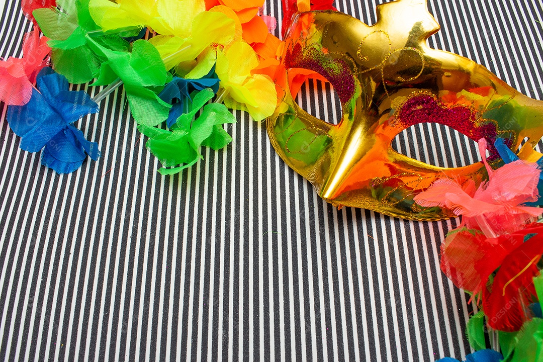 máscara dourada do carnaval em um fundo listrado preto e branco
