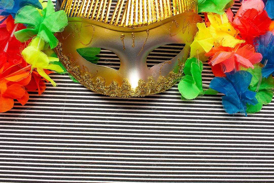 máscaras de carnaval rosa e douradas em costas listradas em preto e branco