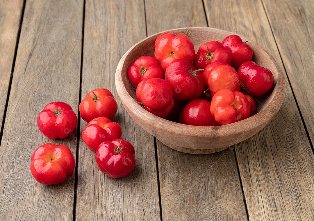 Acerolas ou cerejas de Barbados em um saco sobre a mesa de madeira