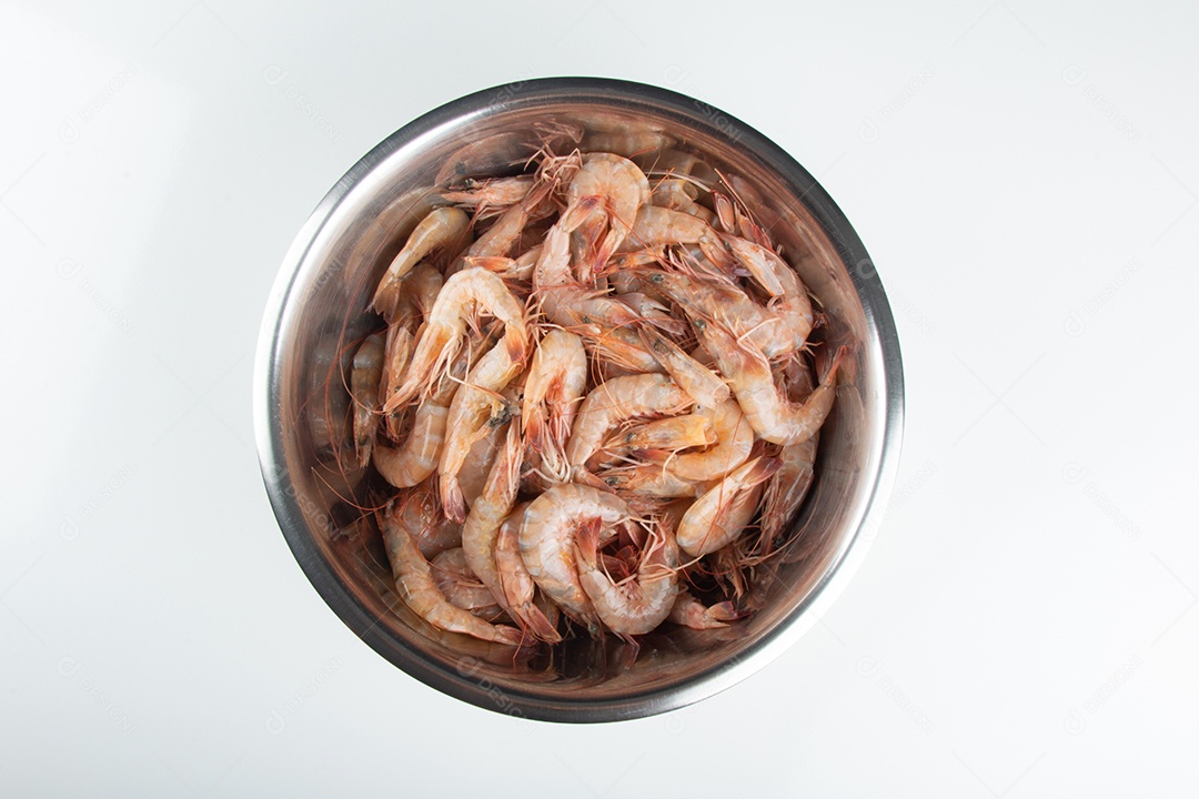 Camarão fresco na vista superior da tigela