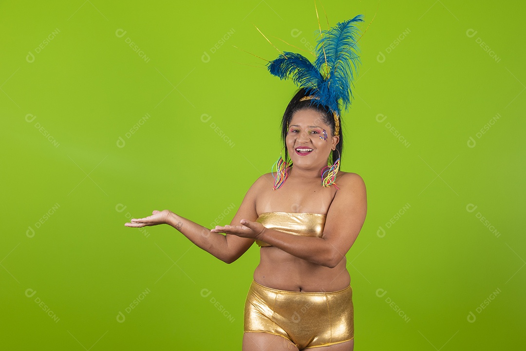 Linda menina feliz e sorridente segurando bandeira LGBTQI+ usando fantasia de carnaval