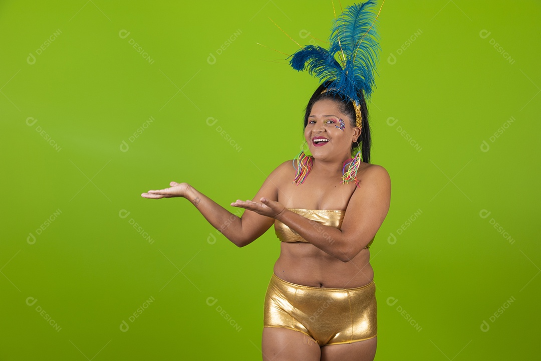 Linda menina feliz e sorridente segurando bandeira LGBTQI+ usando fantasia de carnaval