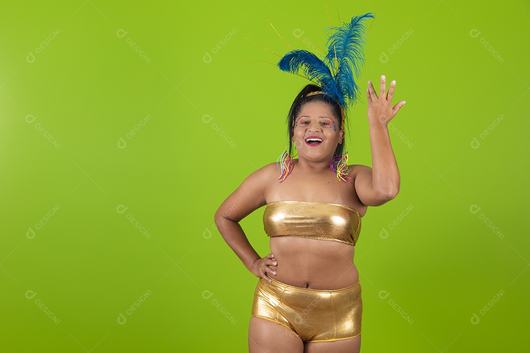 Linda menina feliz e sorridente segurando bandeira LGBTQI+ usando fantasia de carnaval