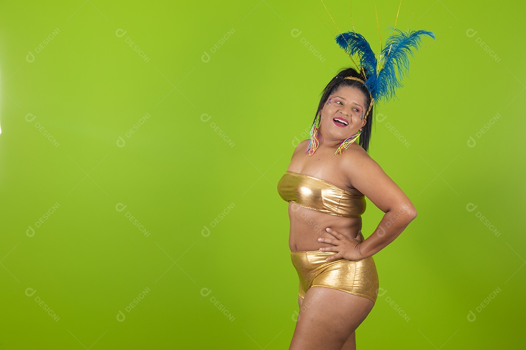 Linda menina feliz e sorridente segurando bandeira LGBTQI+ usando fantasia de carnaval