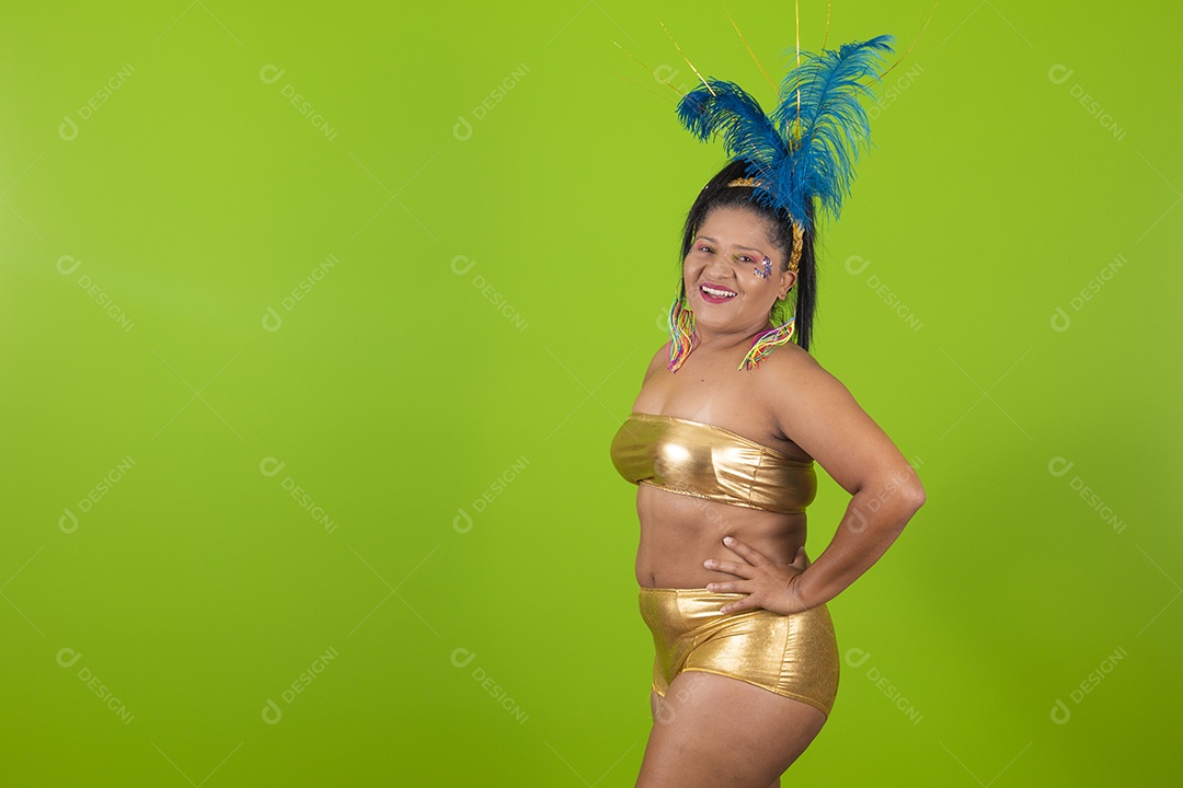 Linda menina feliz e sorridente segurando bandeira LGBTQI+ usando fantasia de carnaval