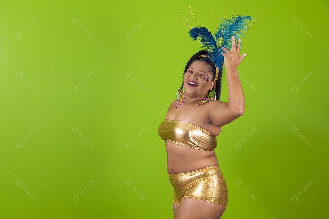 Linda menina feliz e sorridente segurando bandeira LGBTQI+ usando fantasia de carnaval