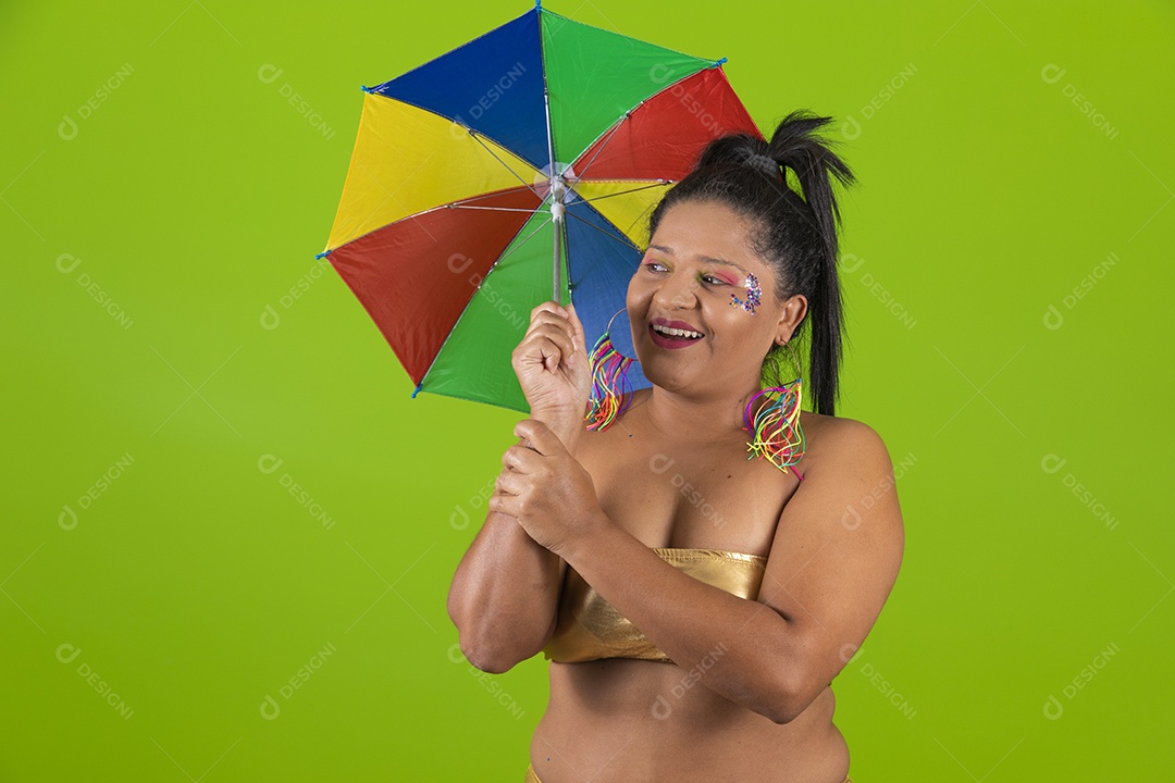 Linda menina feliz e sorridente segurando bandeira LGBTQI+ usando fantasia de carnaval