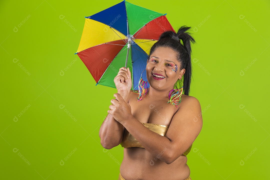 Linda menina feliz e sorridente segurando bandeira LGBTQI+ usando fantasia de carnaval