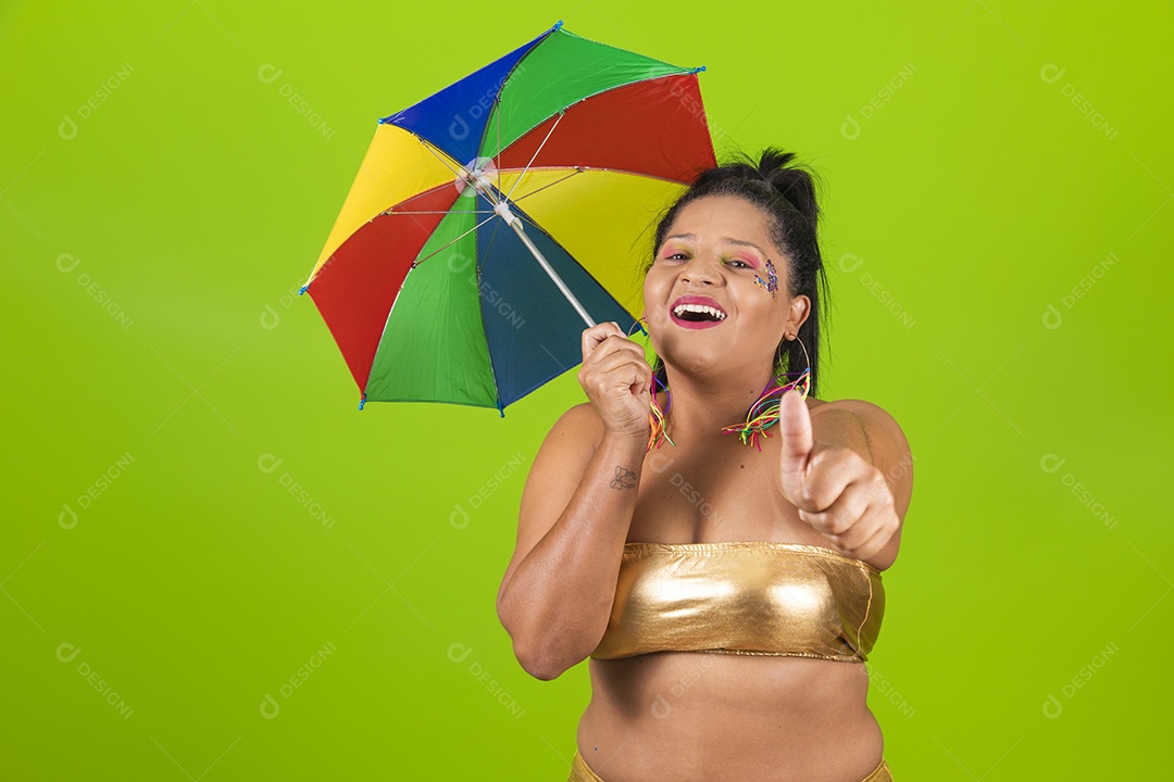 Linda menina feliz e sorridente segurando bandeira LGBTQI+ usando fantasia de carnaval