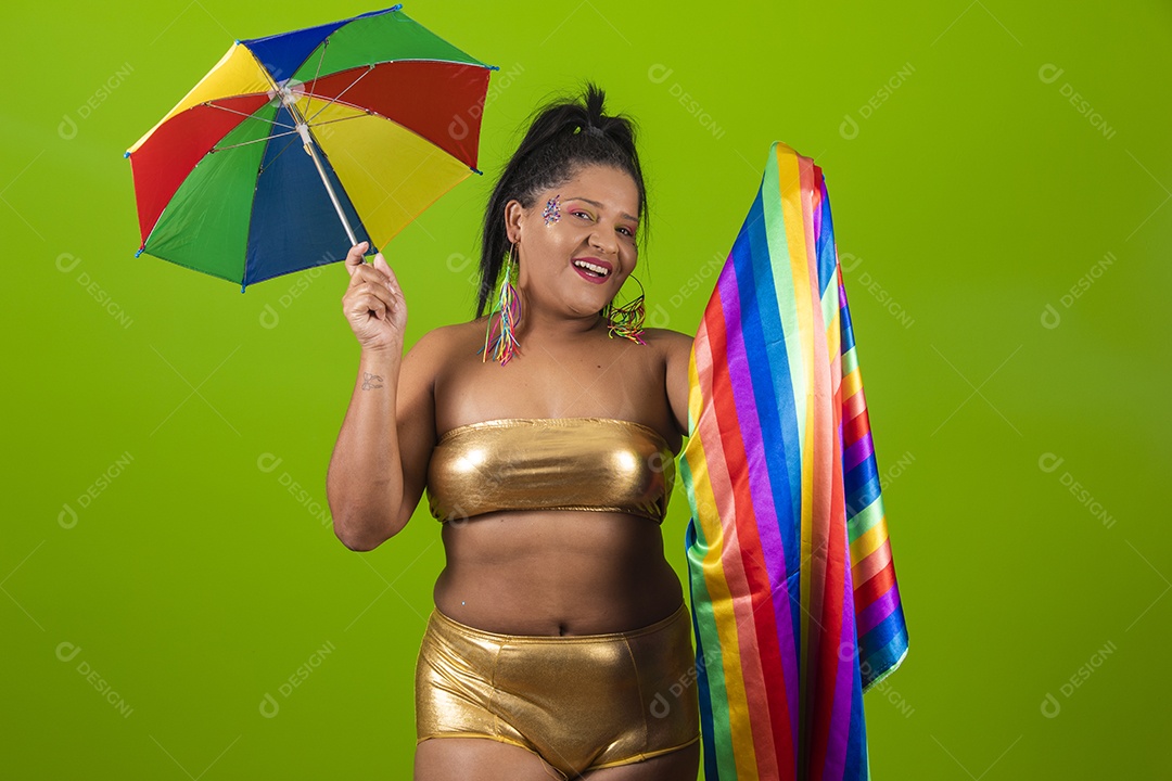 Linda menina feliz e sorridente segurando bandeira LGBTQI+ usando fantasia de carnaval