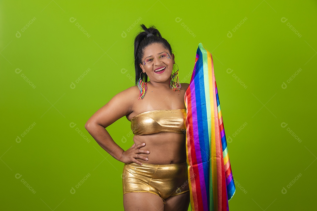 Linda menina feliz e sorridente segurando bandeira LGBTQI+ usando fantasia de carnaval