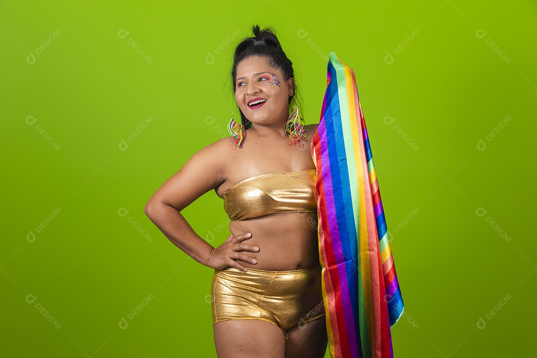 Linda menina feliz e sorridente segurando bandeira LGBTQI+ usando fantasia de carnaval