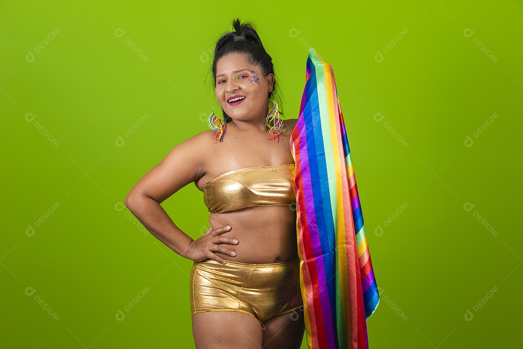 Linda menina feliz e sorridente segurando bandeira LGBTQI+ usando fantasia de carnaval